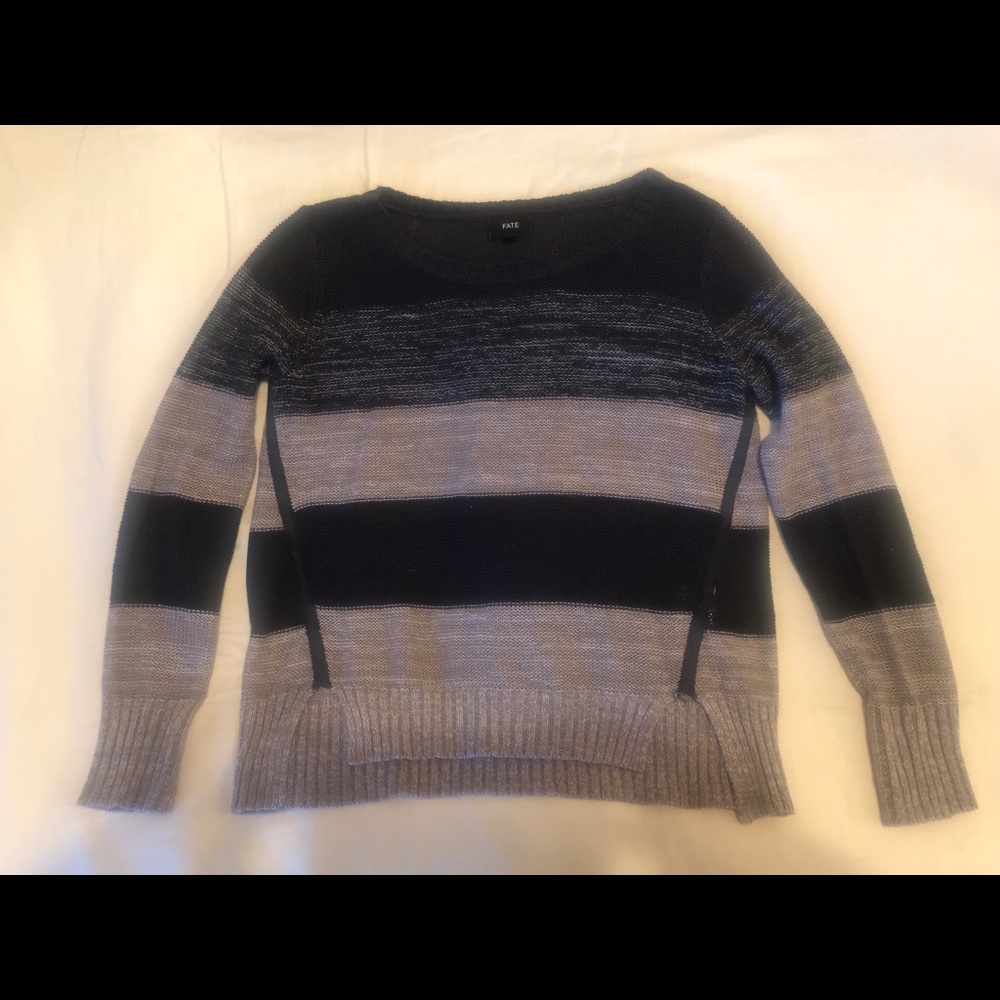 2 sweaters - Picture 2 of 5